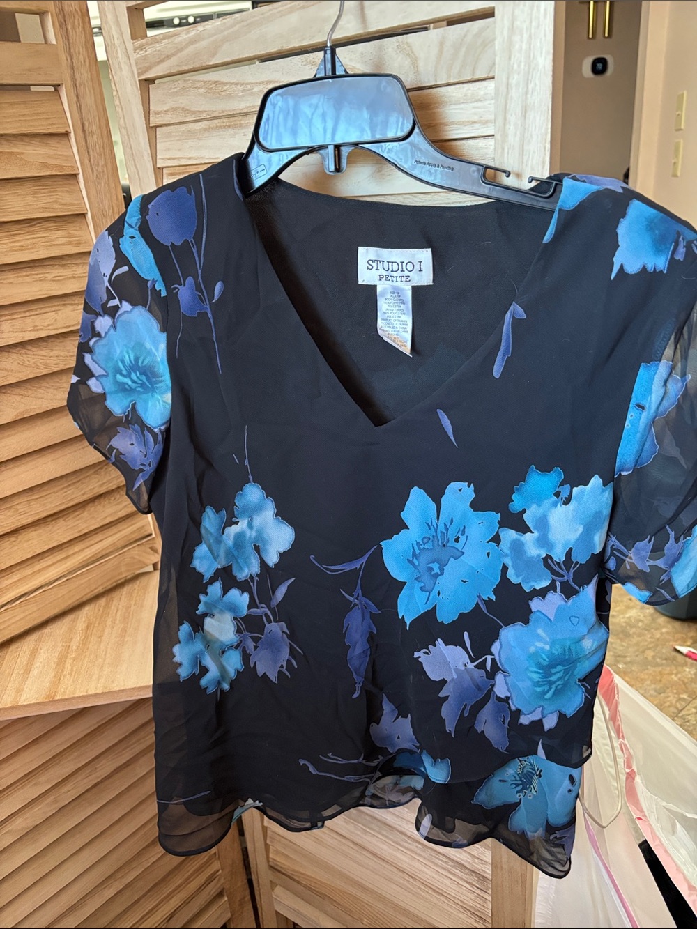 STUDIO I Black V-Neck Blouse with Blue Floral Print 10P